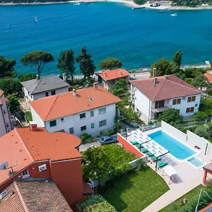 Villa Oria, Pola